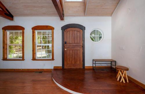 Oakhurst House | Cedar Creek Lodge with POOL/hot tub/sleeps 24
