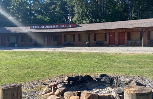 Morrilton Hotel | Cedar Falls Motel right next to Petit Jean State Park!