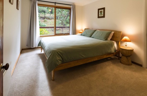 Blackheath Cabin | Cedar Hot Tub in the Treetops Shady Pines Cabin