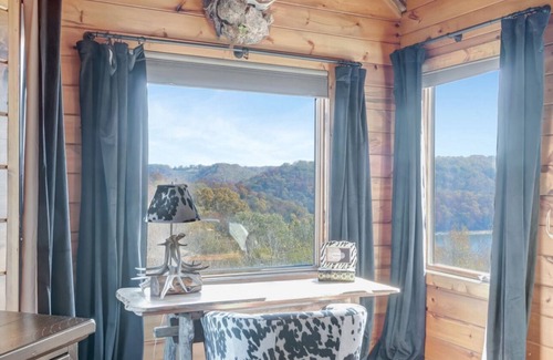 Smithville Cabin | Cedar Lakeview Cowhide Cabin Hot Tub