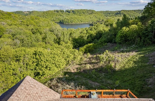 Smithville Cabin | Cedar Lakeview Cowhide Cabin Hot Tub