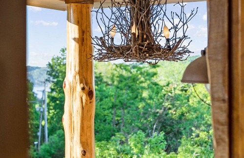 Smithville Cabin | Cedar Lakeview Cowhide Cabin Hot Tub