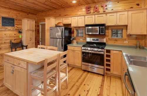 Lakeside Cabin | CEDAR LODGE IN LAKESIDE: Private pool, private beach, fireplace, & firepit.