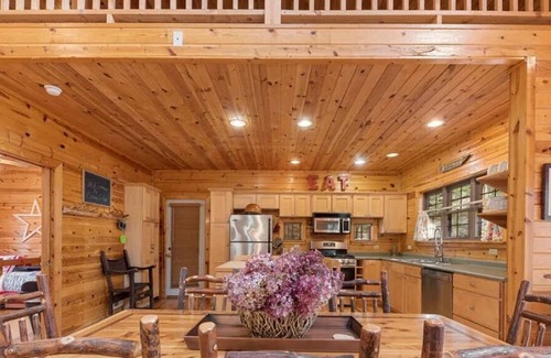 Lakeside Cabin | CEDAR LODGE IN LAKESIDE: Private pool, private beach, fireplace, & firepit.