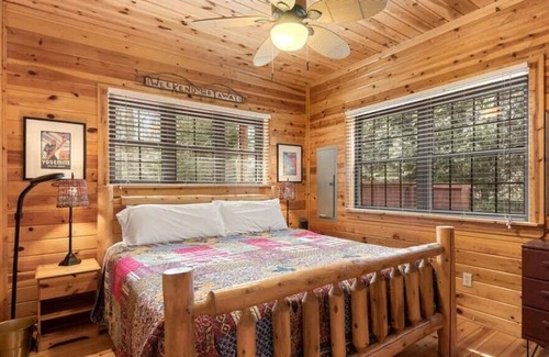 Lakeside Cabin | CEDAR LODGE IN LAKESIDE: Private pool, private beach, fireplace, & firepit.
