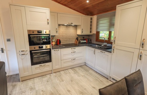 Troutbeck Bridge Cottage | CEDAR LODGE, pet friendly, with hot tub in Windermere