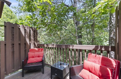 Eureka Springs Cottage | Cedar Manor Treehouse with Jacuzzi