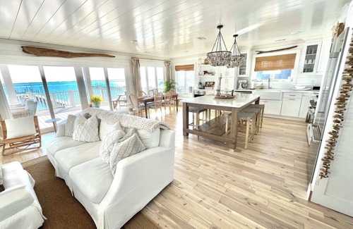 Newport House | Cedar & Salt Cottage -Waterfront, Dock Views, Sleeps 6 -Mins to Beach Newport 🤎