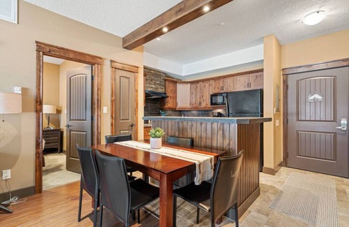 East Kootenay Apartment | Cedar & Stone | Pool | Hot Tub | Ground LVL | Pets