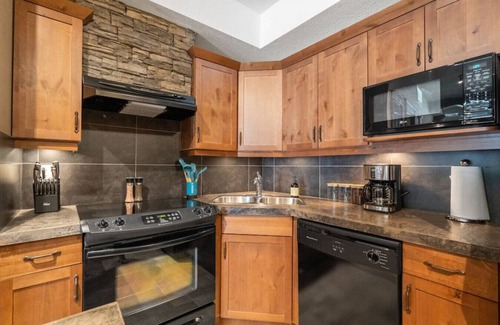 East Kootenay Apartment | Cedar & Stone | Pool | Hot Tub | Ground LVL | Pets