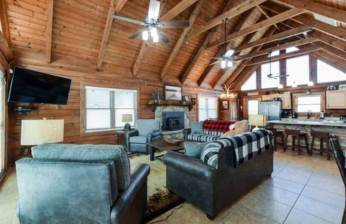 Big Cedars Cabin | Cedarside Lodge - Close to Nature's Arena Concerts
