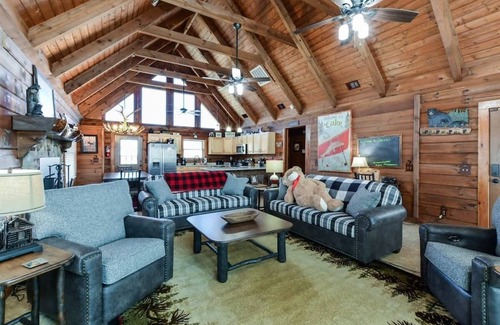 Big Cedars Cabin | Cedarside Lodge - Close to Nature's Arena Concerts