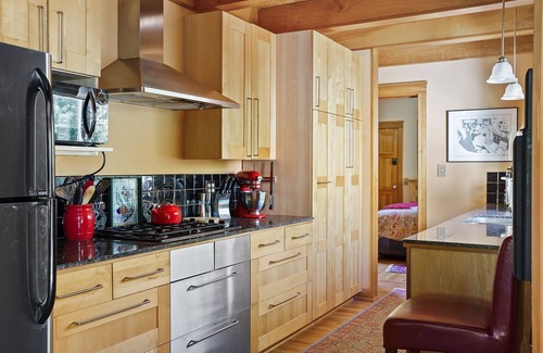 Geneva House | Celebrate the holidays at Geneva Retreat: Bungalow w/Trails, Near Lake Whatcom