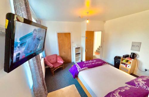 Coedkernew House | Celtic Springs Room with Garden