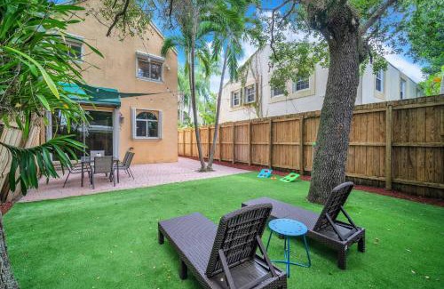 Coconut Grove House | Center Grove - Lush & Spacious & New - 3 Bedrooms