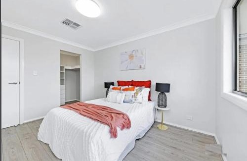 Rouse Hill Villa | Center of Rouse Hill house with back yd