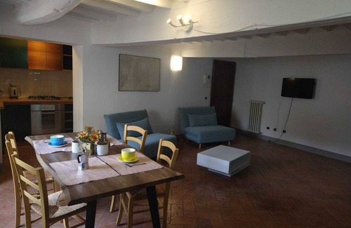 Pistoia Apartment | (Center) Royal Palace Apartment in historic mansion