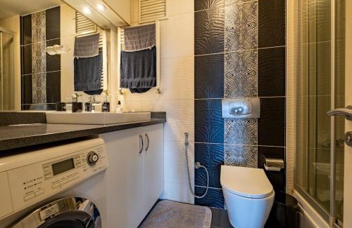Tophane Apartment | Central 1-BR Apartment with Sea View Near Galataport