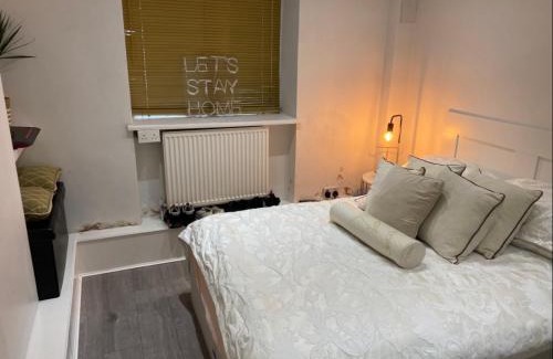 Addison Apartment | Central 1bedroom Apartment, connected via underground, overground and many bus routes