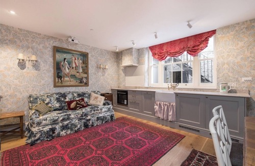 Tachbrook Apartment | Central 2 bedroom/1 bathroom flat with private garden