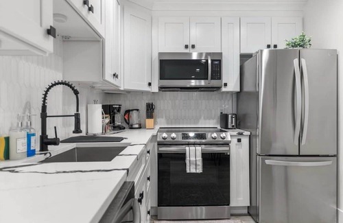 Park View Apartment | Central 2-BR City Sanctuary - Commuter-Friendly