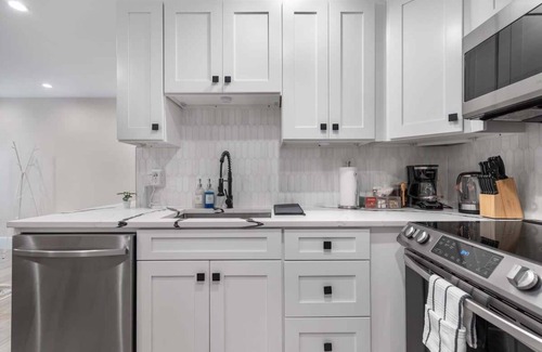 Park View Apartment | Central 2-BR City Sanctuary - Commuter-Friendly