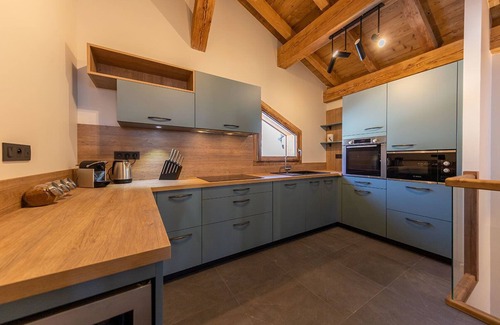 Morzine Ski Chalet | Central 20 person chalet with hot tub and sauna