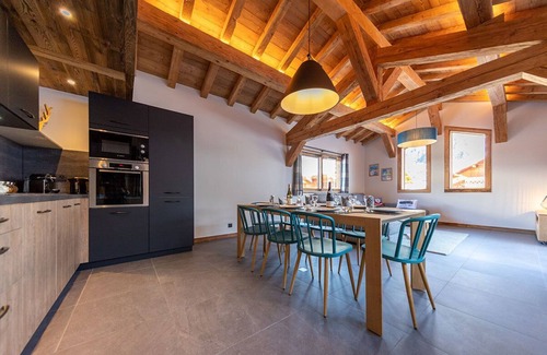 Morzine Ski Chalet | Central 20 person chalet with hot tub and sauna