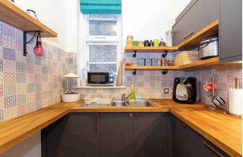 St Luke's Apartment | Central 2BD Flat - Old Street 30 Second Walk!