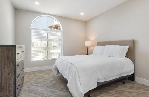 La Brea Hotel | Central 2Bedroom 5 mins To Grove with Pool & Free Parking