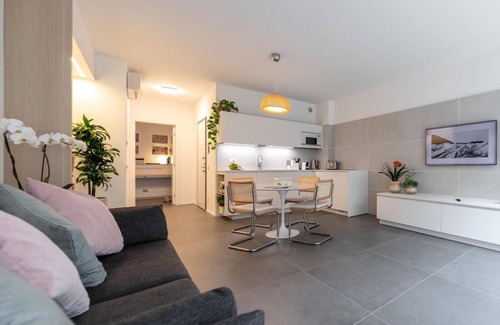 Como City Centre Apartment | Central 2BR Apartment – Private Parking – Long Term Welcome