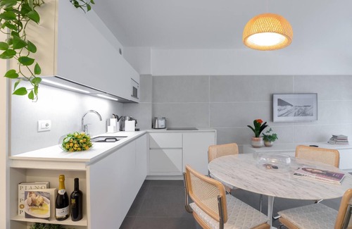 Como City Centre Apartment | Central 2BR Apartment – Private Parking – Long Term Welcome