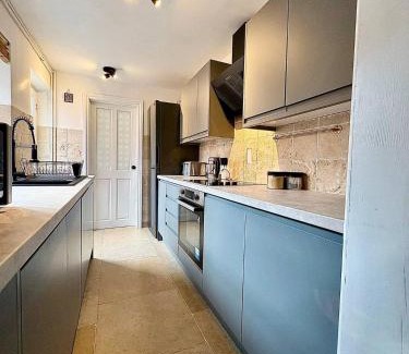 Hereford House | Central 2br I Pets I Parking