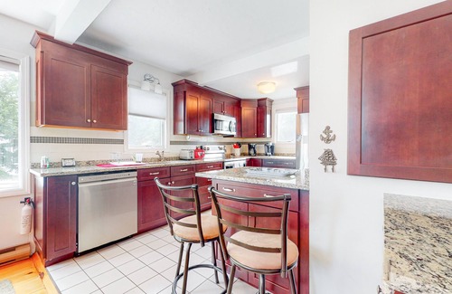 Vineyard Haven Apartment | Central 2nd-floor apartment with propane stove, grill, W/D, & great location