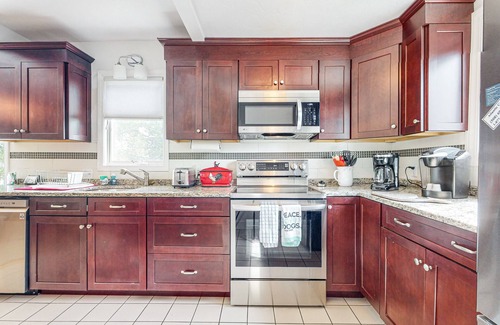 Vineyard Haven Apartment | Central 2nd-floor apartment with propane stove, grill, W/D, & great location