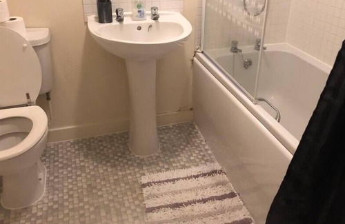 Newcastle-Under-Lyme Apartment | Central 3 BR in Newcastle with Allocated Parking
