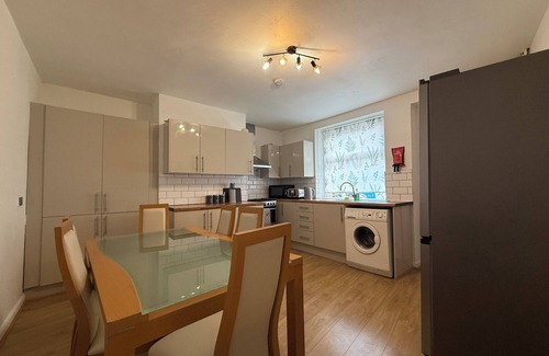 Huddersfield House | Central 3BR Home Contractors,Corporate & Families-Walk to Station,Town, Stadium