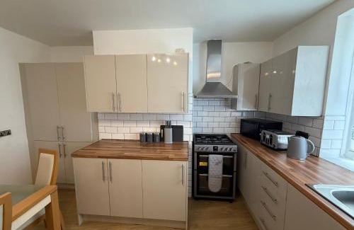 Huddersfield House | Central 3BR Home - Huddersfield Serviced Accomodation - Walk to Station & Town - Business Travellers - Families - Students