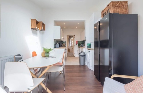 Cambridge House | Central 4 Bed Home With Parking
