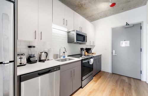 River North Hotel | Central 4BR Apartment – Modern Living in Chicago