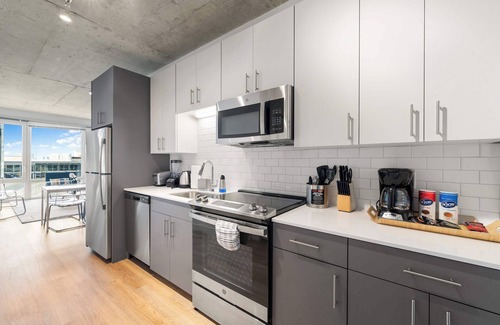River North Hotel | Central 4BR Apartment – Modern Living in Chicago