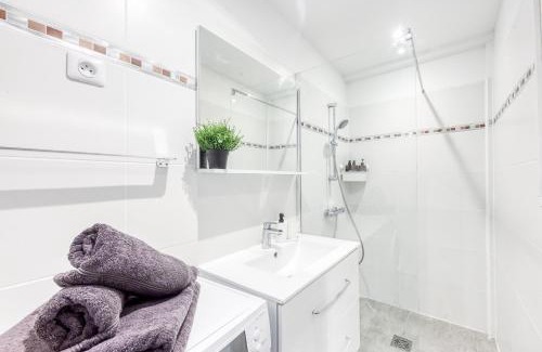 Alouettes Apartment | Central 5 - 10 min Paris - 30 min Disney - Free Parking - 5 min RER A