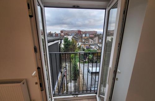 Tooting Apartment | Central 5BR Retreat - Walk to Tube, Explore London