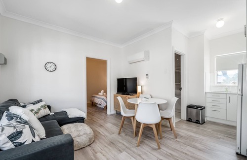 Victor Harbor Apartment | Central and modern 2 bedroom unit at Smugglers