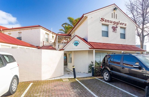 Victor Harbor Apartment | Central and modern 2 bedroom unit at Smugglers