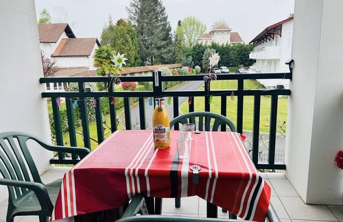 Cambo-les-Bains Apartment | Central Apartment with Terrace Parking Internet