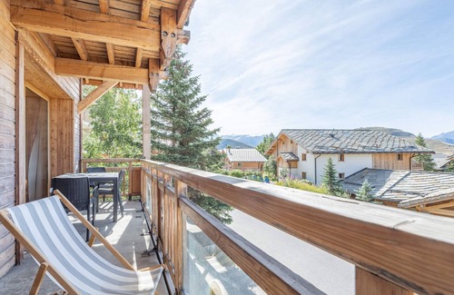 Cognet Apartment | Central Apartment in Chalet, Near Shops and Ski Slopes