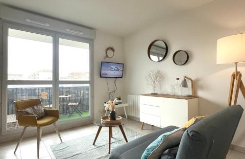 Villefranche-sur-Saone Apartment | Central, Balcony, Private parking