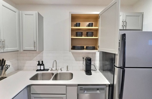 Birmingham Apartment | Central Bham Retreat w/Private Balcony + Parking