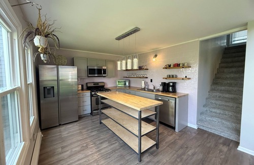 Broadway House | Central Broadway Stay across from the Park & Creek - Shenandoah Valley Treasure!